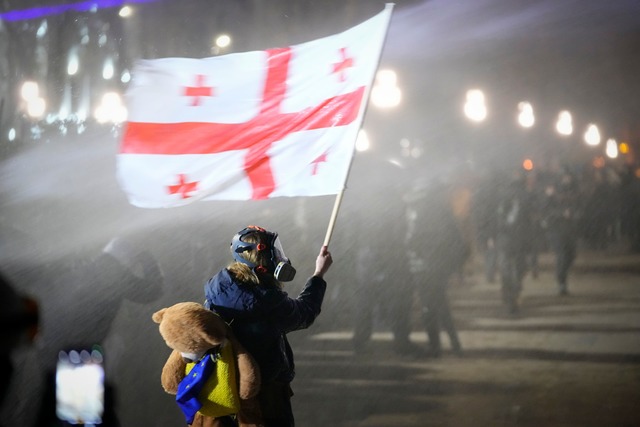 Die gewaltsamen Proteste in Georgien g... Entscheidung der Regierung halten an.  | Foto: Pavel Bednyakov/AP/dpa