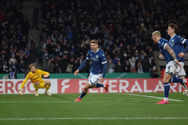 Julian Kania dreht nach dem Treffer zum 2:0 f&uuml;r Bielefeld jubelnd ab.  | Foto: Friso Gentsch/dpa