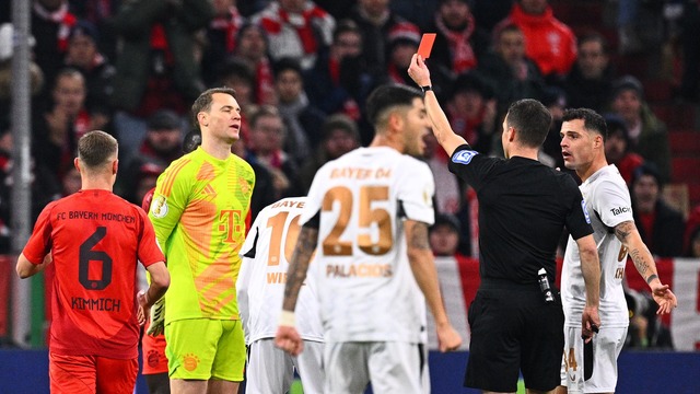 Manuel Neuer (2.v.l.) sieht die erste Rote Karte seiner Karriere.  | Foto: Tom Weller/dpa