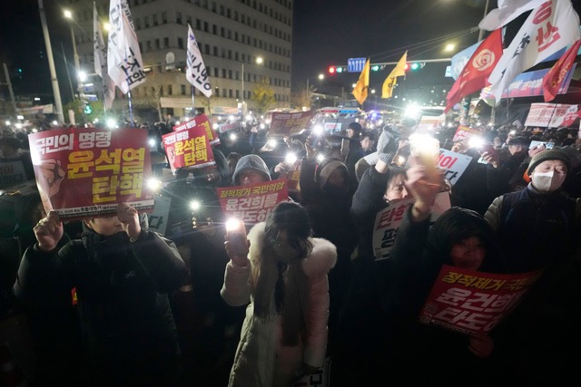 Die Menge vor dem Parlament protestierte lautstark gegen Yoons Vorgehen.  | Foto: Ahn Young-joon/AP/dpa