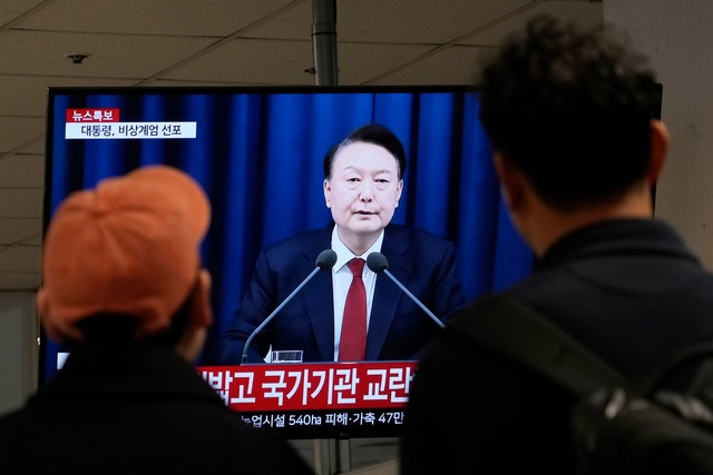 S&uuml;dkoreas Pr&auml;sident Yoon rie...chluss kurz darauf wieder zur&uuml;ck.  | Foto: Ahn Young-joon/AP/dpa