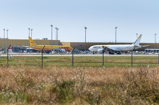 Flugzeuge k&ouml;nnten nach Warnungen ...l von Sabotageakten sein. (Archivbild)  | Foto: Heiko Rebsch/dpa