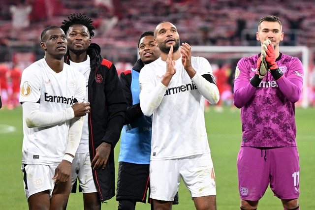 Jonathan Tah (2.v.r) sieht Selbstvertr...;ufenden Erfolgen gegen den FC Bayern.  | Foto: Sven Hoppe/dpa