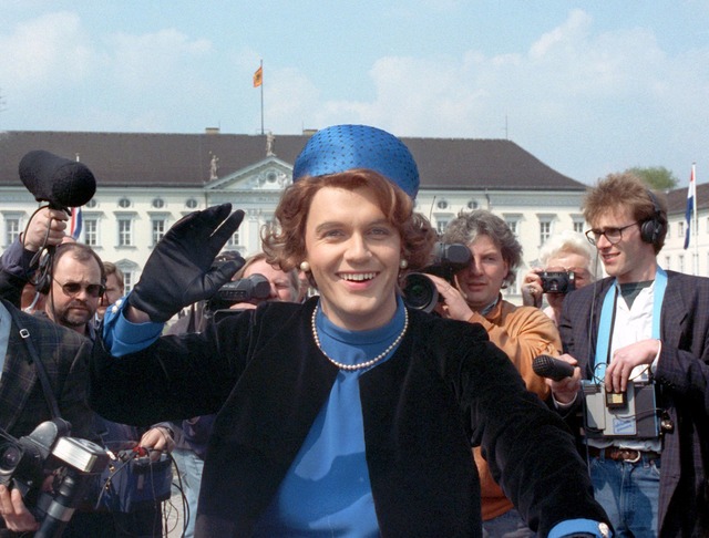 Verkleidet als K&ouml;nigin Beatrix wi...ml;r die Presse. (Archivfoto von 1991)  | Foto: picture alliance / dpa