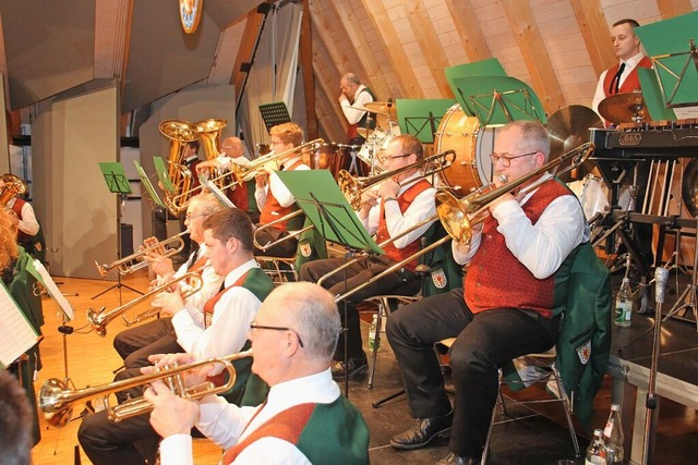 Die Schollacher Musiker begeisterten das Publikum in der Wolfwinkelhalle.  | Foto: Gert Brichta