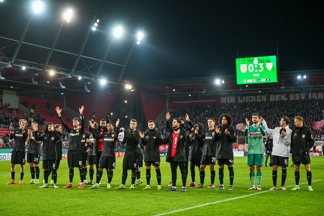 So sehen Sieger aus: die Mannschaft des VfB Stuttgart.  | Foto: Armin Weigel/dpa