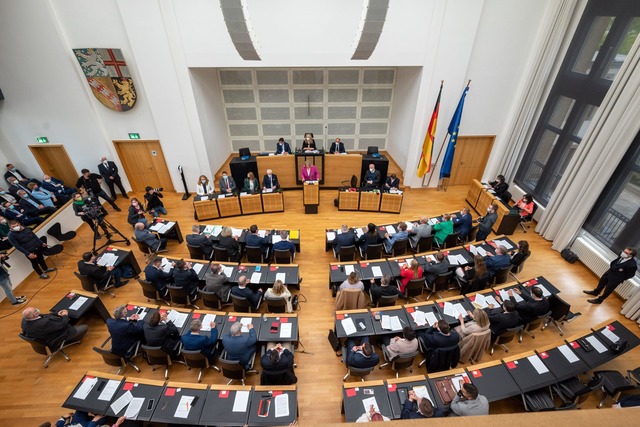 Die saarl&auml;ndischen Landtagsabgeor...e enger zusammenarbeiten. (Archivfoto)  | Foto: Harald Tittel/dpa