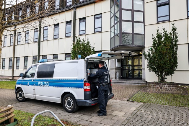 Durchsucht wurde unter anderem in einer Fl&uuml;chtlingsunterkunft in Essen.  | Foto: Christoph Reichwein/dpa