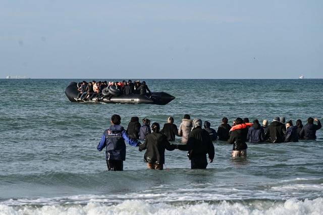 Die &Uuml;berfahrt in einfachen Schlauchbooten ist lebensgef&auml;hrlich.  | Foto: Bernard Barron/AFP/dpa