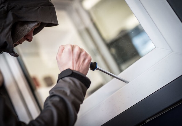 In Gundelfingen sind zwei Menschen in ...t spter aber von der Polizei gefasst.  | Foto: Frank Rumpenhorst (dpa)