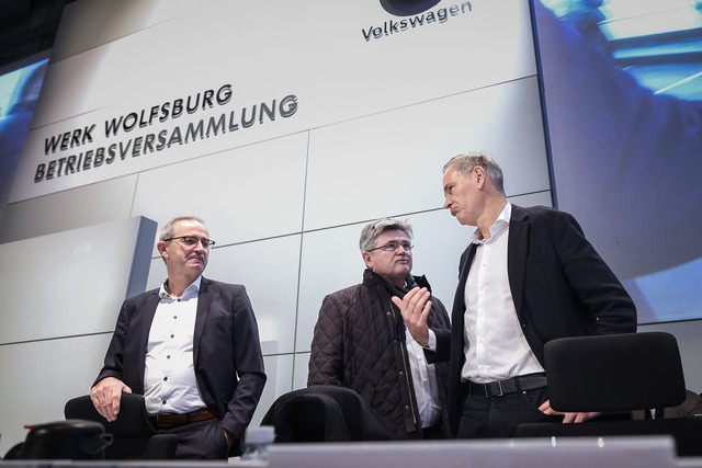 Konzernchef Oliver Blume (r.) ber&auml...ngsf&uuml;hrer Arne Meiswinke (Mitte).  | Foto: Ronny Hartmann/POOL/dpa