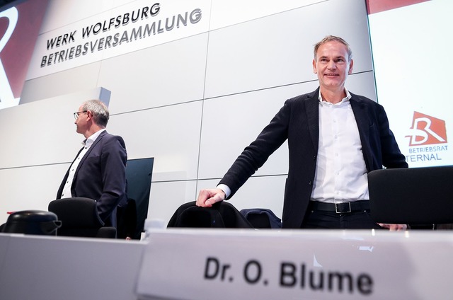 Konzernchef Oliver Blume verteidigt vor der Belegschaft den strikten Sparkurs.  | Foto: Ronny Hartmann/AFP POOL/dpa