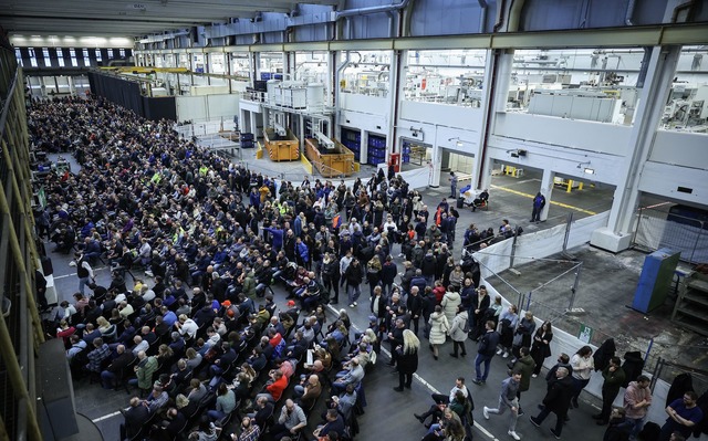 Mehr als 20.000 nahmen an der Betriebsversammlung teil.  | Foto: Ronny Hartmann/AFP POOL/dpa