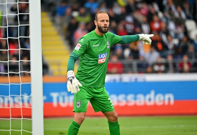 Torwart Christian Ortag spielt schon s... Ulm - und will das auch bis 2028 tun.  | Foto: Jan-Philipp Strobel/dpa