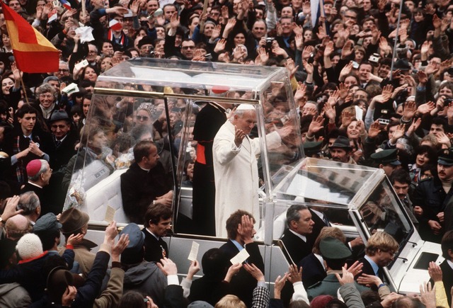 Bei einem Deutschland-Besuch 1980 f&au...en Papamobil durch Mainz. (Archivbild)  | Foto: picture-alliance / dpa