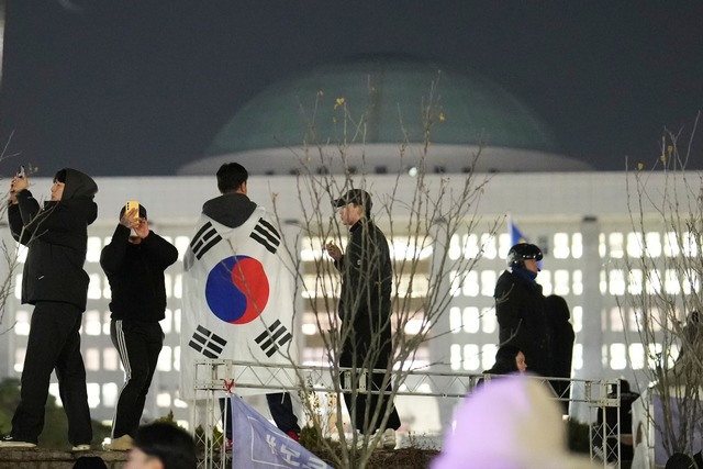 Vor der s&uuml;dkoreanischen Nationalv...sammelten sich Tausende Demonstranten.  | Foto: Lee Jin-man/AP/dpa