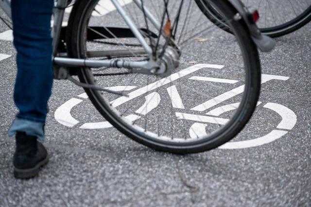 Autofahrerin bersieht Radler in Freiburg und begeht Unfallflucht