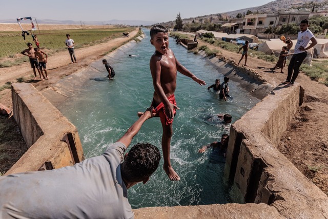 Das Foto des dpa-Fotografen Anas Alkha...ei einer Abk&uuml;hlung von der Hitze.  | Foto: Anas Alkharboutli/dpa