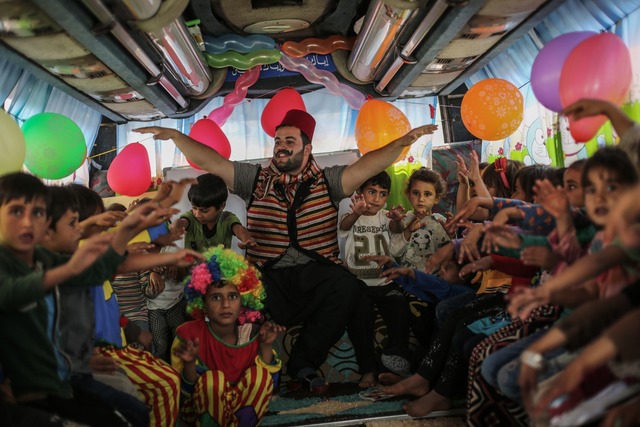 Das Foto des get&ouml;teten dpa-Fotogr...indern in einem mobilen Klassenzimmer.  | Foto: Anas Alkharboutli/dpa