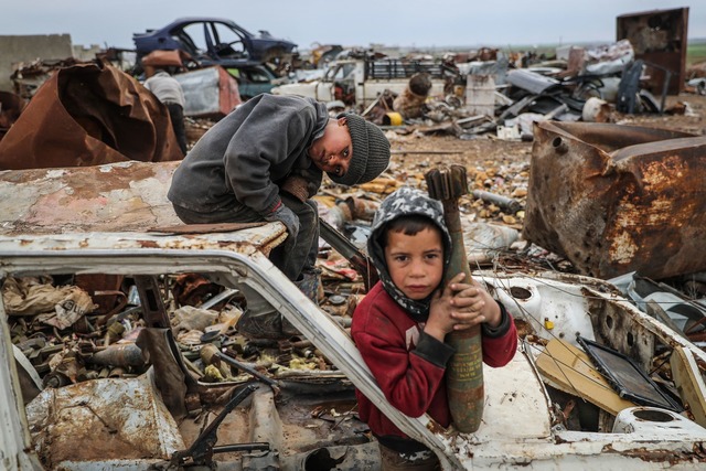 Das Foto des dpa-Fotografen Anas Alkha...nicht explodierten M&ouml;rsergranate.  | Foto: Anas Alkharboutli/dpa