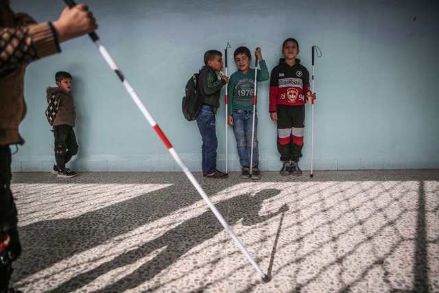 Das Foto des dpa-Fotografen Anas Alkha...;ler vor ihrem Klassenzimmer in Idlib.  | Foto: Anas Alkharboutli/dpa