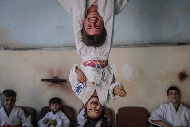 Ein ausgezeichnetes Bild von Anas Alkh...in einer Schule im Dorf Aljiina zeigt.  | Foto: Anas Alkharboutli/dpa