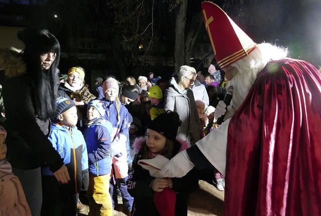 162 Socken hatten der Nikolaus und Kne... Bonndorfer Martingarten zu verteilen.  | Foto: Stefan Limberger-Andris