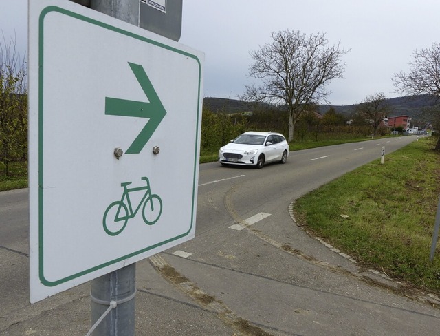 Im nchsten Jahr wird ab hier ein rund...neben der Strae nach Ihringen fhren.  | Foto: Dirk Sattelberger