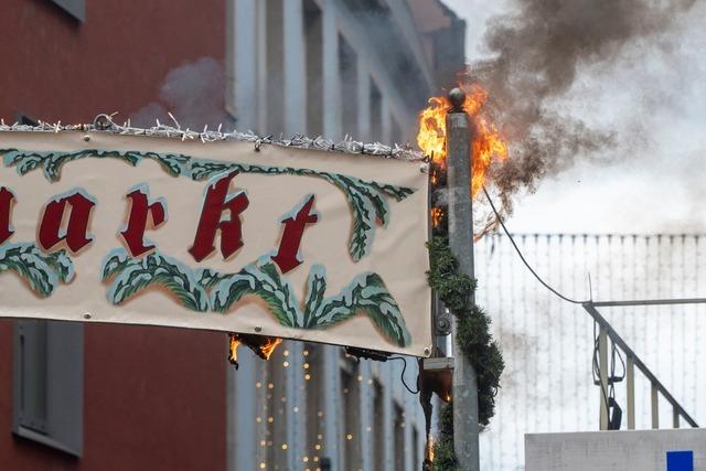 Eingangsschild zum Freiburger Weihnachtsmarkt brennt und wird von Marktleiter gelscht