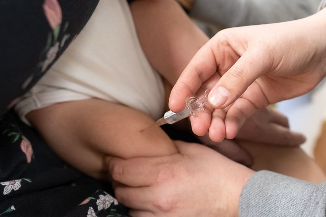 Die Polio-Impfung geh&ouml;rt in Deuts...ngen bei S&auml;uglingen (Symbolbild).  | Foto: Swen Pf&ouml;rtner/dpa