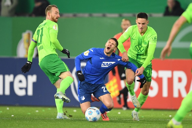 Schmerzhaft: Die Wolfsburger Maximilia...enheims Torj&auml;ger Andrej Kramaric.  | Foto: Swen Pf&ouml;rtner/dpa