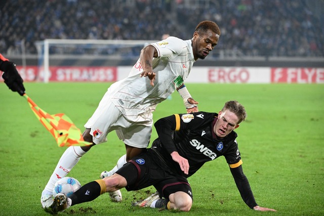 Der KSC und der FCA lieferten sich ein intensives Pokal-Duell.  | Foto: Uli Deck/dpa