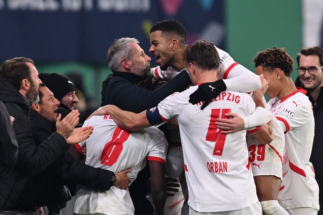 Die Profis von RB Leipzig feiern das 3...letzt kritisierten Trainer Marco Rose.  | Foto: Hendrik Schmidt/dpa