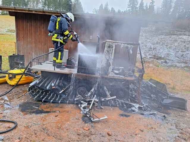 Der Pistenbully der Gemeinde Husern wurde bei einem Brand vollstndig zerstrt  | Foto: Thomas Kaiser