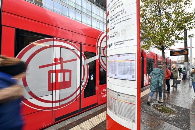 Lieferwagen fhrt sich in Freiburg am Stadttheater auf den Gleisen fest – Wagenheber hilft aus der Klemme