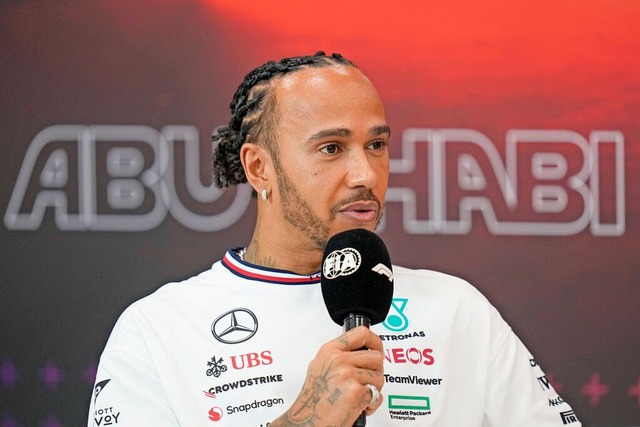 Lewis Hamilton bei der PK in Abu Dhabi  | Foto: Darko Bandic (dpa)