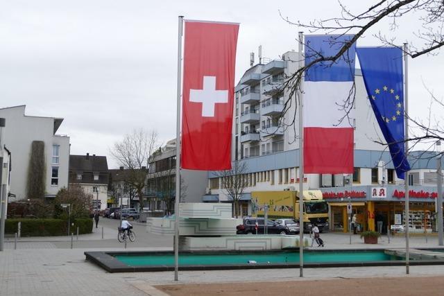 Demokratie-Bndnis ldt zum Fototermin auf den Rathausplatz in Weil am Rhein