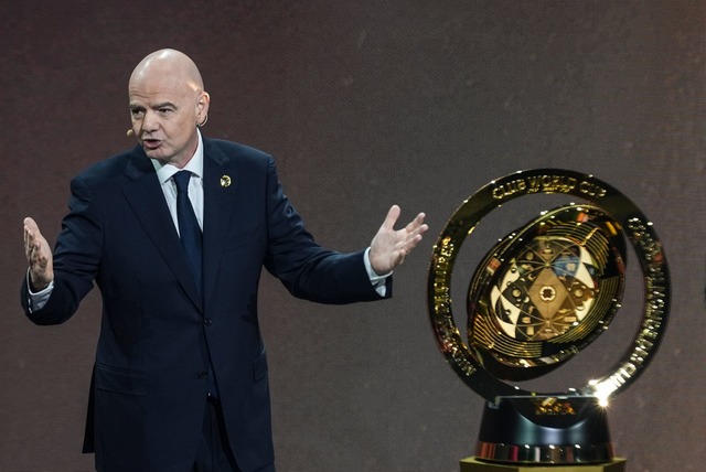 FIFA-Pr&auml;sident Gianni Infantino bei der Auslosung mit der WM-Troph&auml;e.  | Foto: Rebecca Blackwell/AP/dpa