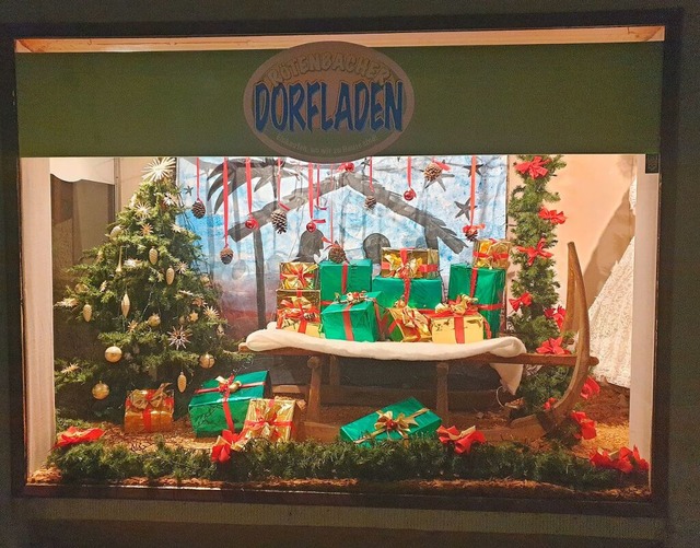 Die Schaufenster sind weihnachtlich dekoriert im Dorfladen Rtenbach.  | Foto: Sonja Niederer