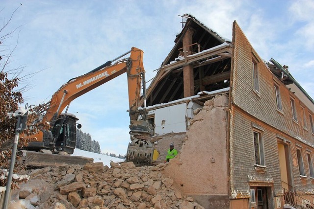 Gegenwrtig wird das  alte Rathaus abgerissen.  | Foto: Gert Brichta