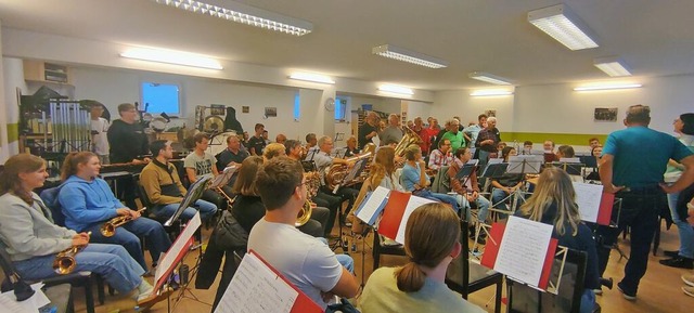 Fr die vielen Akteure  wurde es bei der Probe eng im Raum des Musikvereins.  | Foto: Verein