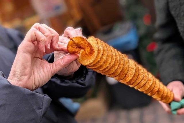 Schokoksse, Kse und Kalorien: Ein kulinarischer Rundgang ber den Freiburger Weihnachtsmarkt