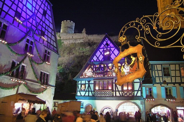 Der Weihnachtsmarkt in Kaysersberg reizt mit illuminierten Fachwerkhusern.  | Foto: Rolf Mller