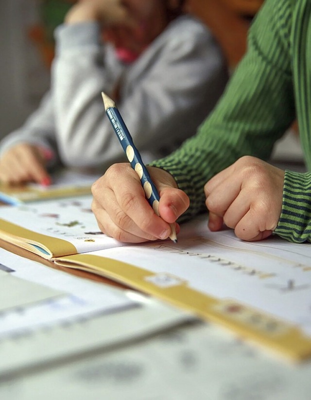 Der &#8222;Kompass 4&#8220; wurde in Mathe und Deutsch geschrieben.  | Foto: Mascha Brichta (dpa)