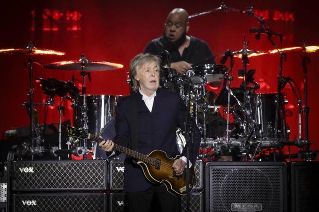 Paul McCartney auf der Bhne der La Dfense Arena in Paris  | Foto: IMAGO/Jack Tribeca / Bestimage