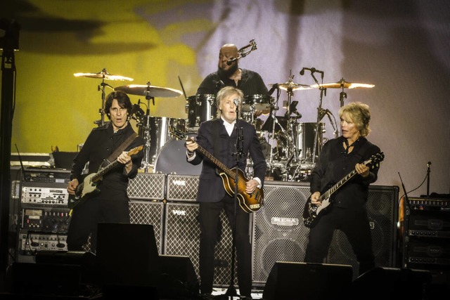 Paul McCartney, mittlerweile 82,  singt noch immer mit unverkennbarer Stimme.  | Foto: IMAGO/Jack Tribeca / Bestimage