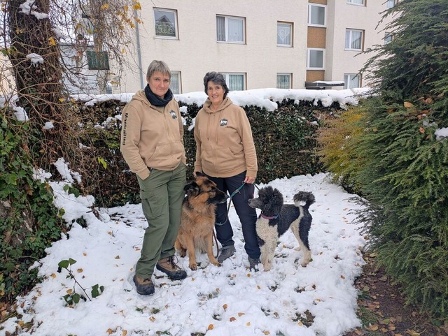 Tierrztin Andrea Luge und die Schopfh... Seidl (rechts) mit ihren Mantrailern.  | Foto: Eva Wollweber