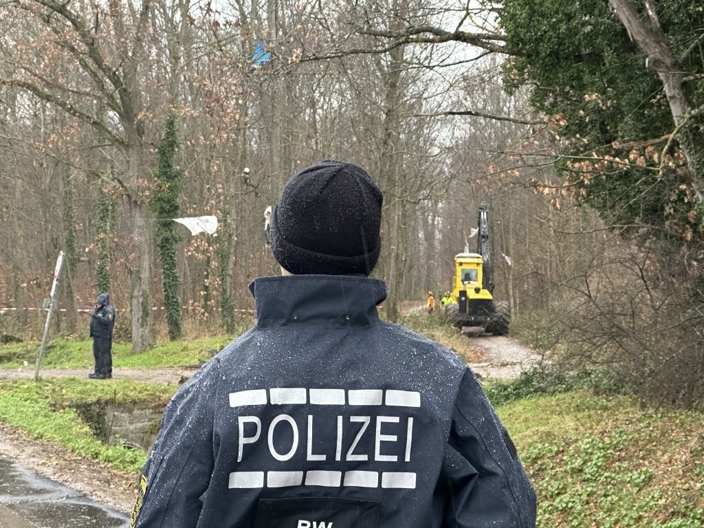 Die Polizei versuchte, die Besetzerinnen und Besetzer zu berreden, das Wldchen zu verlassen