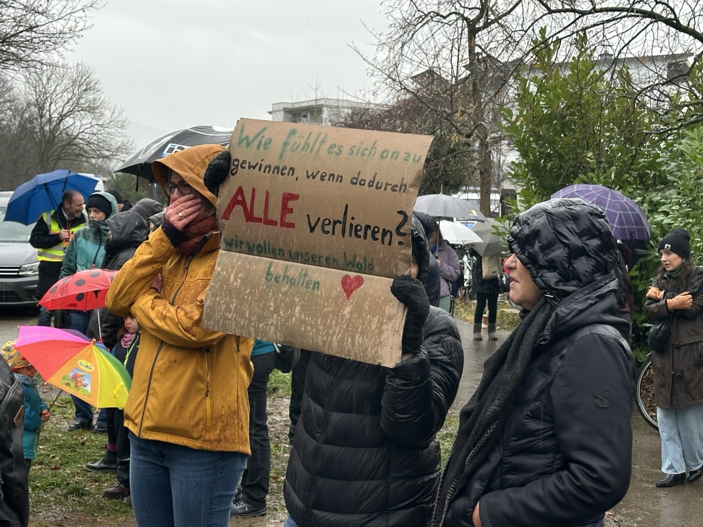 Etwa 30 Demonstrierende waren vor Ort und taten ihren rger ber die Rodung des Wldchens kund.