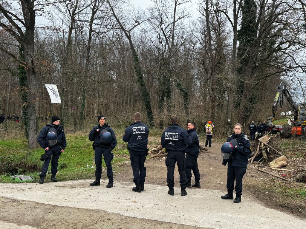 Begeleitet wurden die Forstarbeiten von der Polizei